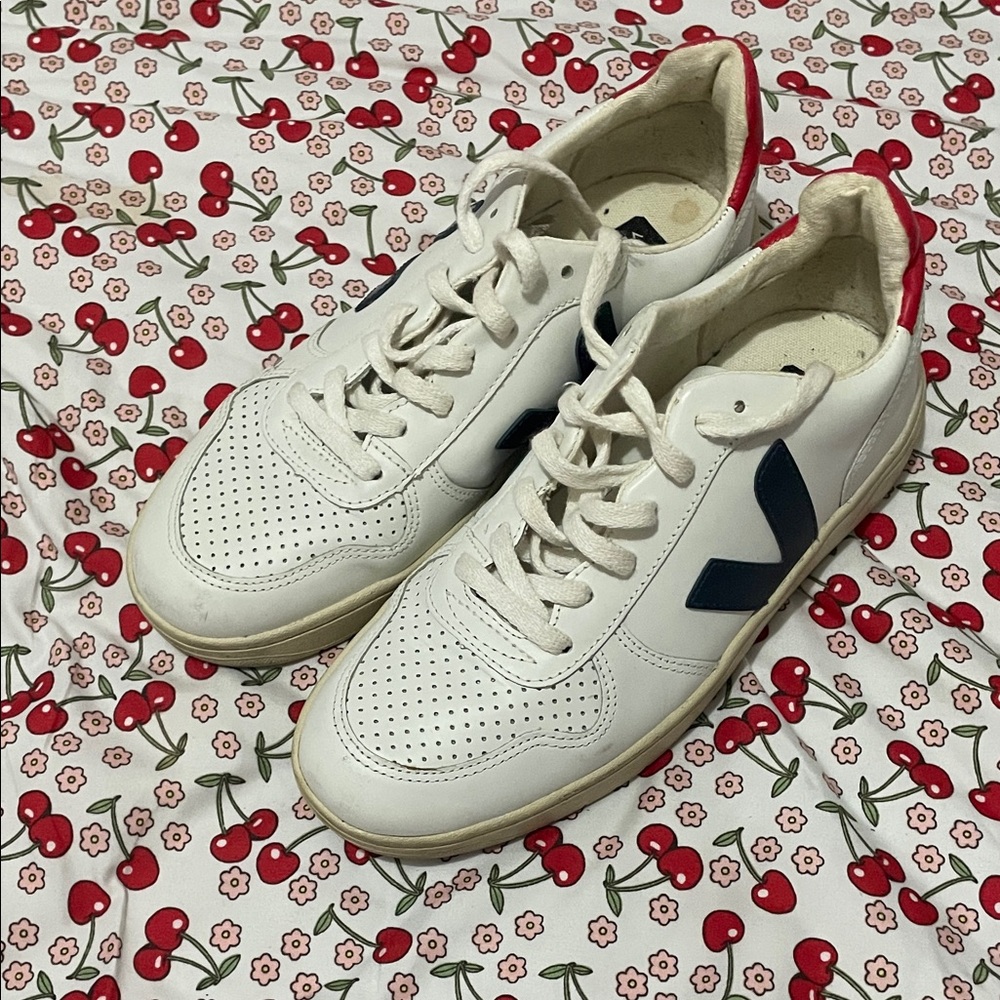 Veja White and red women sSneakers with Red Accents